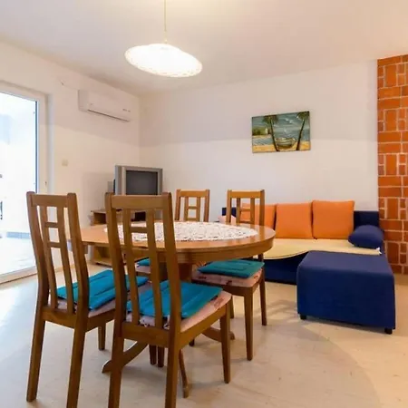 With 1 Bedroom בית נופש נייביצה