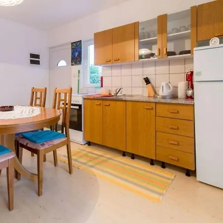 בית נופש With 1 Bedroom נייביצה